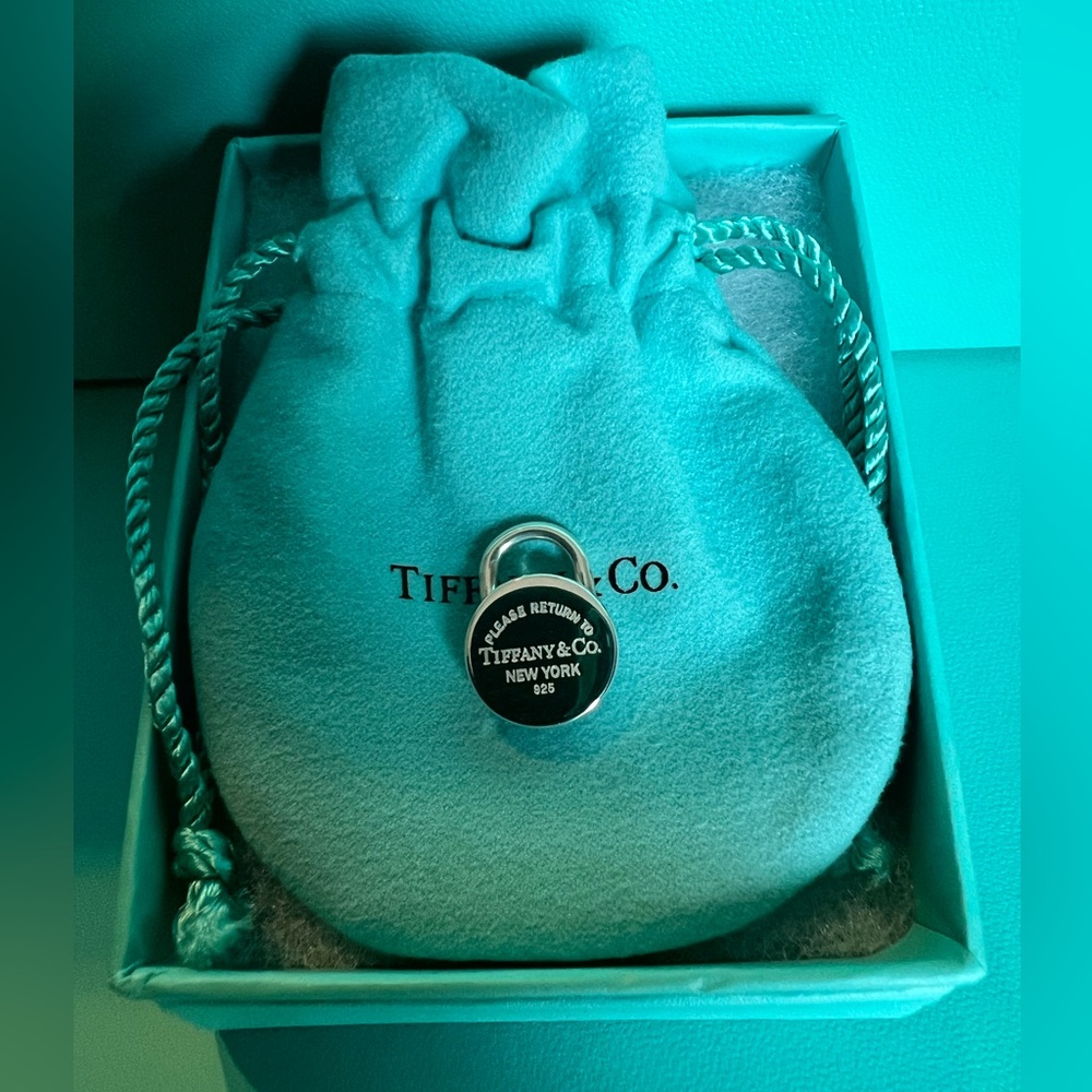 🌸🌸 Authentic Tiffany & Co. Round Return to Tiffany Lock Charm